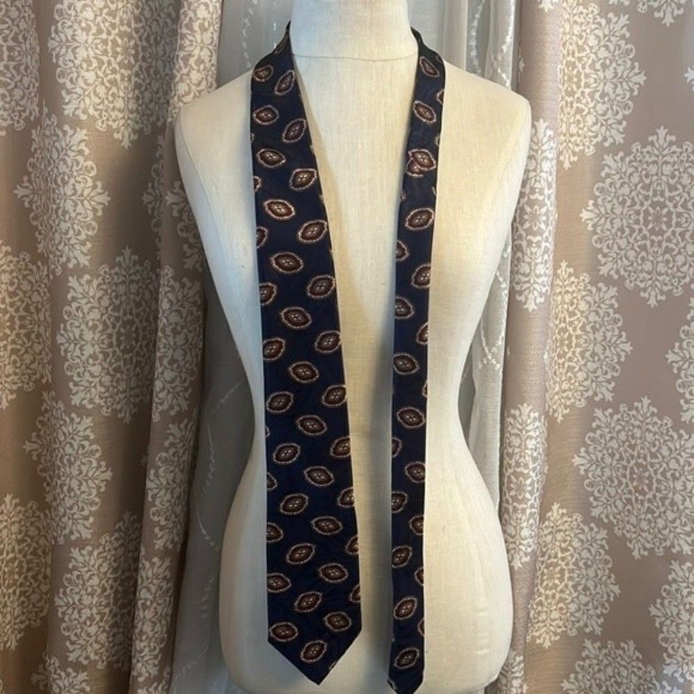 EUC Geoffrey Beene Classic Navy Patterned Tie